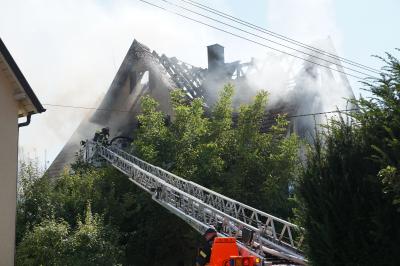 Stuttgart-Moehringen Dachstuhl steht in Flammen - Bewohner mit Baby konnten sich gerade noch retten - Alarmstufe erhoeht wegen Gefahr fuer benachbarte Schreinerei